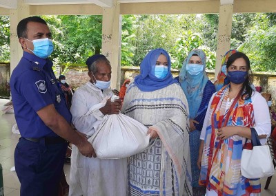 বাগেরহাটে পুলিশ নারী কল্যান সমিতির পক্ষ থেকে খাদ্য সামগ্রী বিতরণ